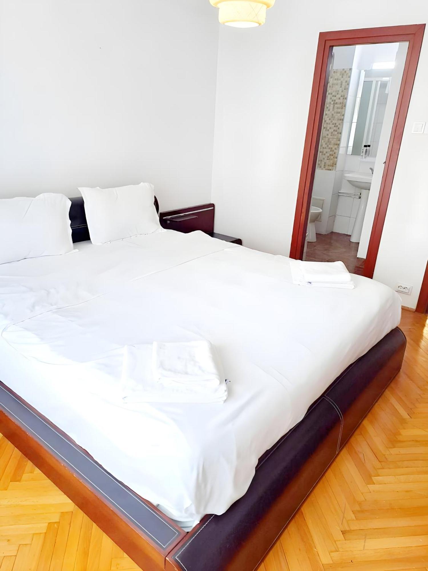 Tranquil Unirii Residence - Elegant & Spacious Living With Parking Steps From Parliament بوخارست المظهر الخارجي الصورة
